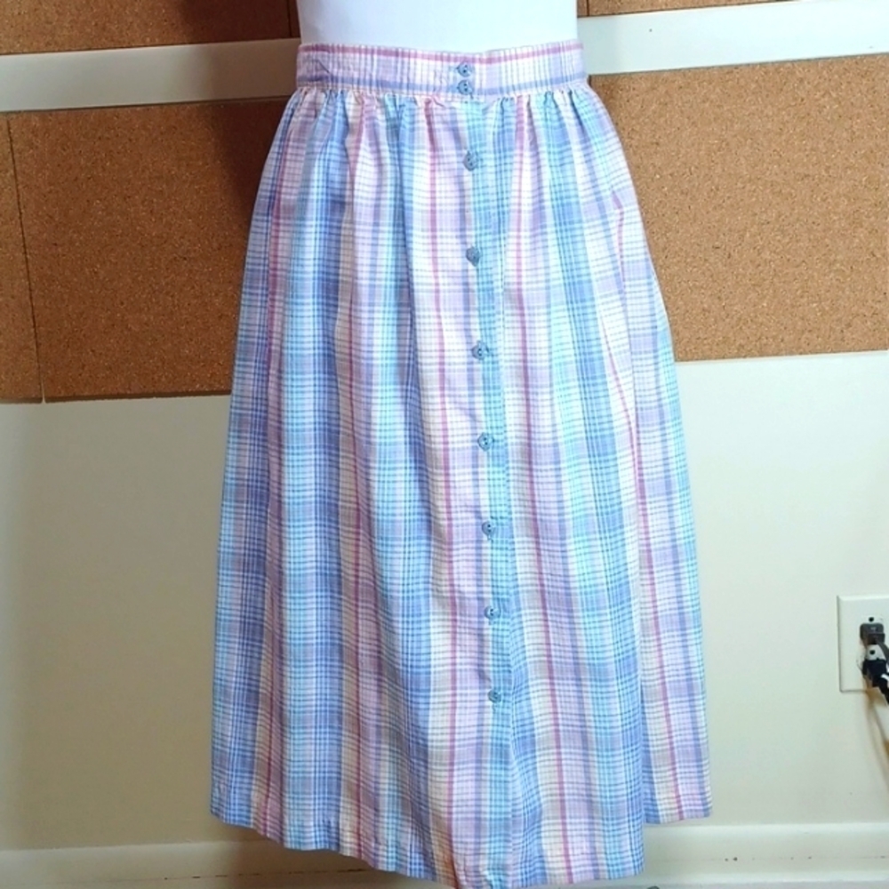 MALOUF JR. SKIRT SIZE 13 in a beautiful plaid button up front design